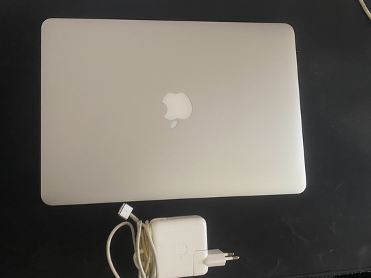 Macbook air 13 2015 
На (4)