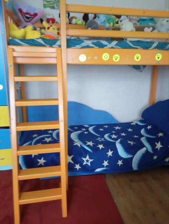 Продам кровать двухъярусная матириал дерево