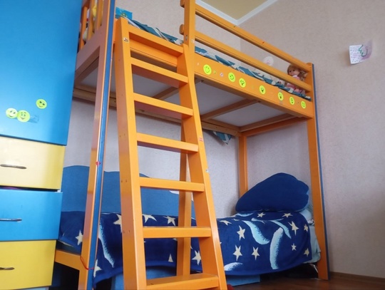 Продам кровать двухъярусная матириал дерево (1)
