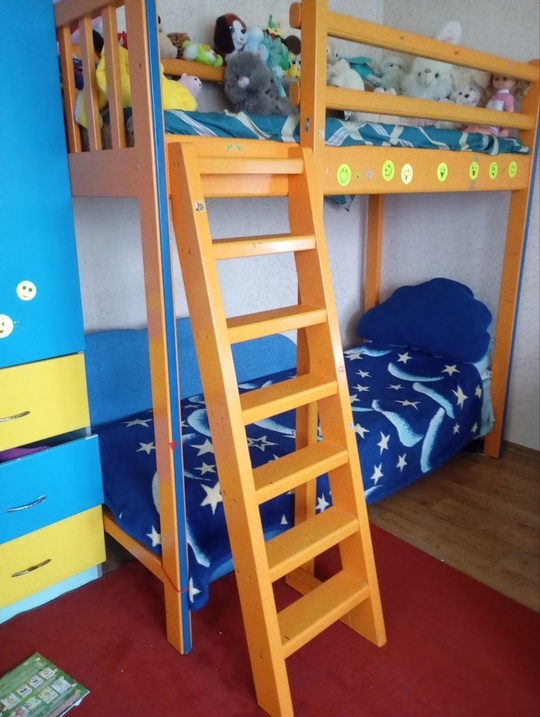 Продам кровать двухъярусная матириал дерево (4)