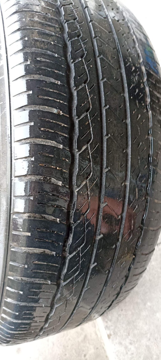 Продам 2 шины Toyo(япония) и (1)