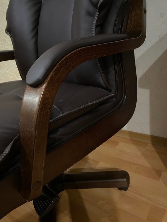 В ПРОДАЖЕ КРЕСЛО РУКОВОДИТЕЛЯ, ОТДЕЛКА (4)