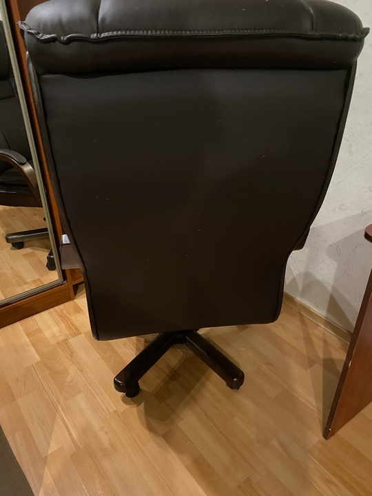 В ПРОДАЖЕ КРЕСЛО РУКОВОДИТЕЛЯ, ОТДЕЛКА (5)
