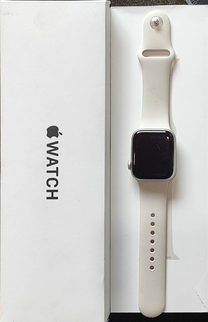 1)Продаю Apple Watch с белым