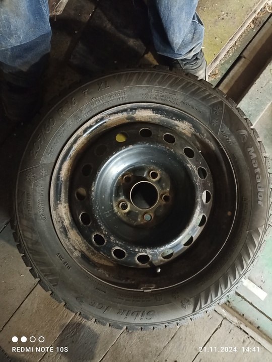 Продам шипованую резину на 16"205/60
