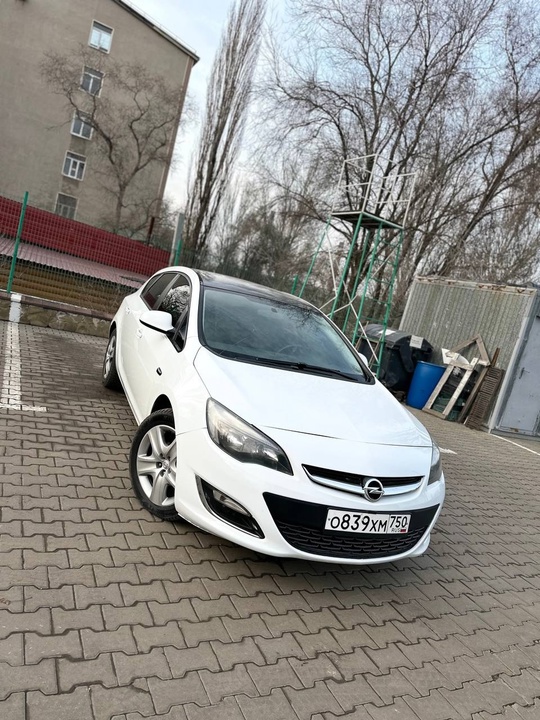 Opel Astra j 
2012г 1.6