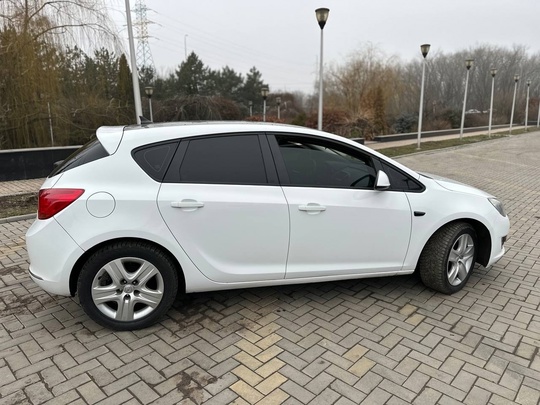 Opel Astra j 
2012г 1.6 (1)