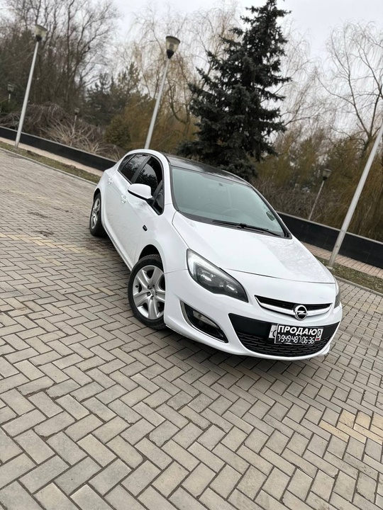 Opel Astra j 
2012г 1.6 (2)
