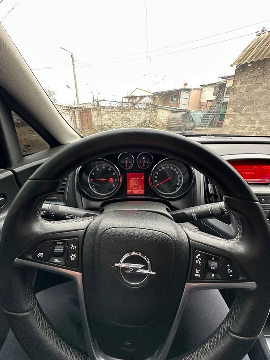 Opel Astra j 
2012г 1.6 (3)