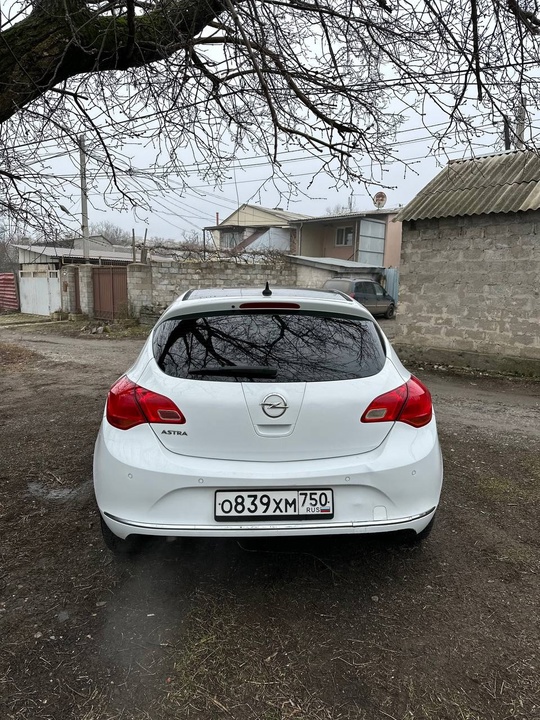 Opel Astra j 
2012г 1.6 (4)