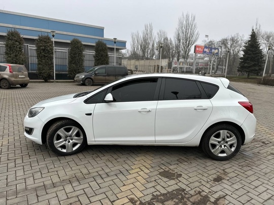 Opel Astra j 
2012г 1.6 (5)
