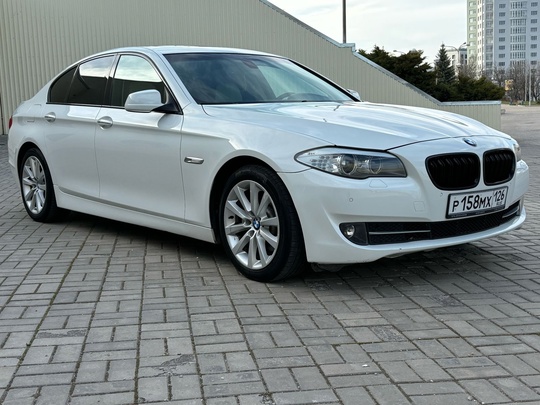 BMW 5 F10 
2011
3.0 бензин