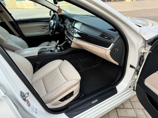 BMW 5 F10 
2011
3.0 бензин (6)
