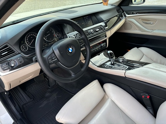 BMW 5 F10 
2011
3.0 бензин (7)
