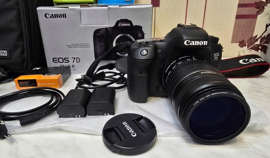 родам зеркальную камеру Canon EOS