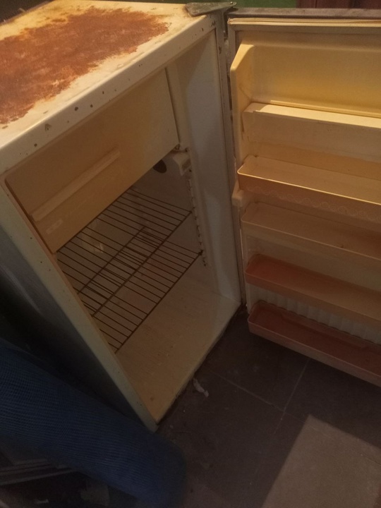 Отдам холодильник,работает,но подтекает. Юг.
+79591916202 (2)