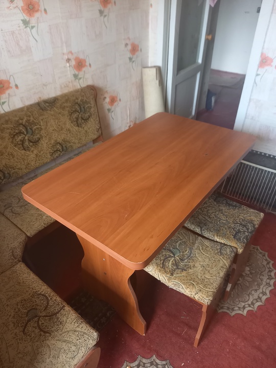 Отдам даром. Самовывоз. 
Кухонный уголок