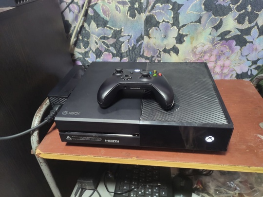 Xbox One 1000GB + игры