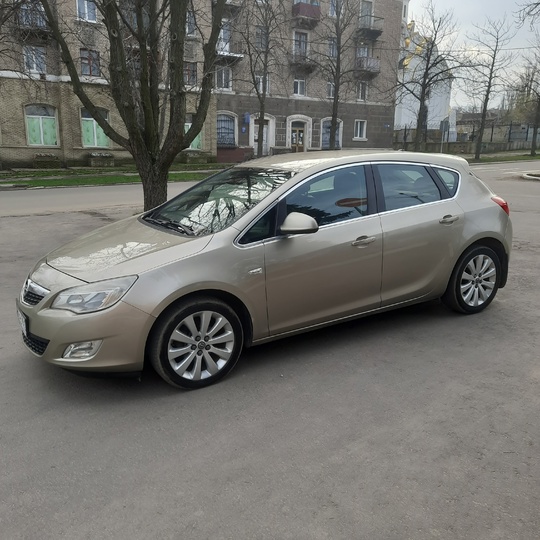 Продам Опель Астра j 2011года.Пробег (1)