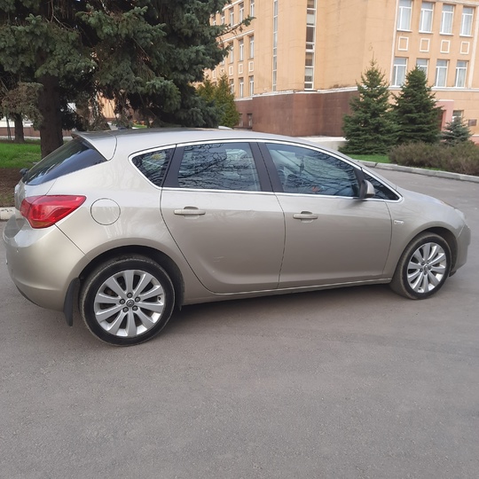 Продам Опель Астра j 2011года.Пробег (3)