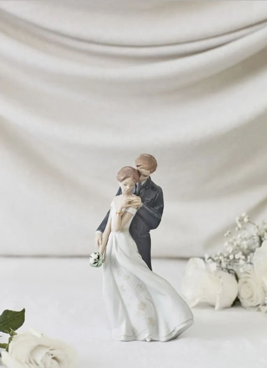 Фарфоровая сатуэткa Lladro Вечная любовь