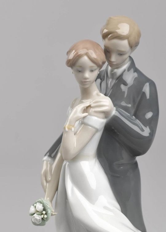 Фарфоровая сатуэткa Lladro Вечная любовь (1)