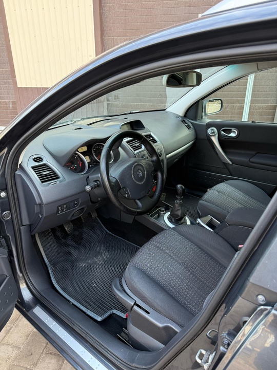 Renault Megane
2006года МКПП
1,9 дизель. Универсал
Климат (8)