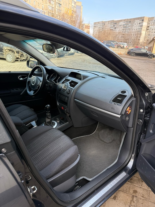 Renault Megane
2006года МКПП
1,9 дизель. Универсал
Климат (9)