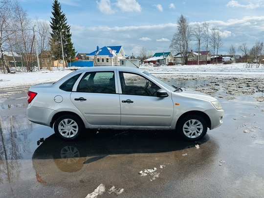 Продам Лада Гранта 
Год 2015
2 (1)