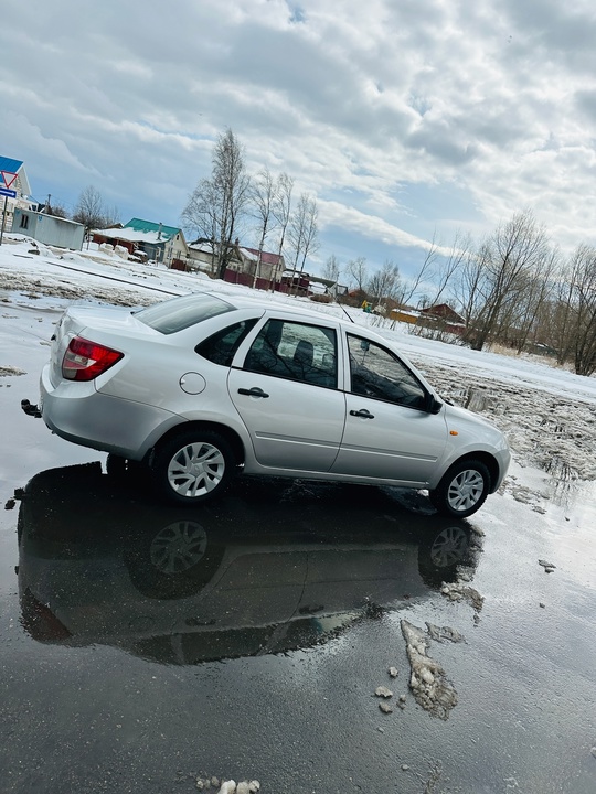 Продам Лада Гранта 
Год 2015
2 (8)