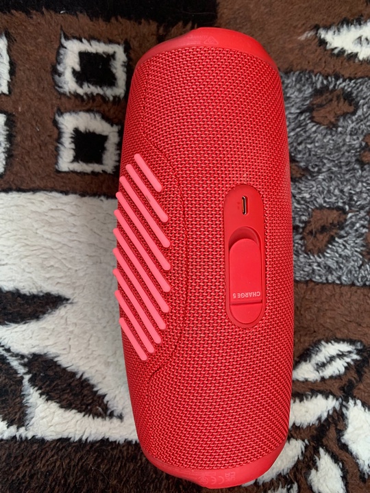 Продам оригинальную колонку JBL Charge (2)