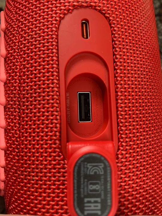 Продам оригинальную колонку JBL Charge (3)
