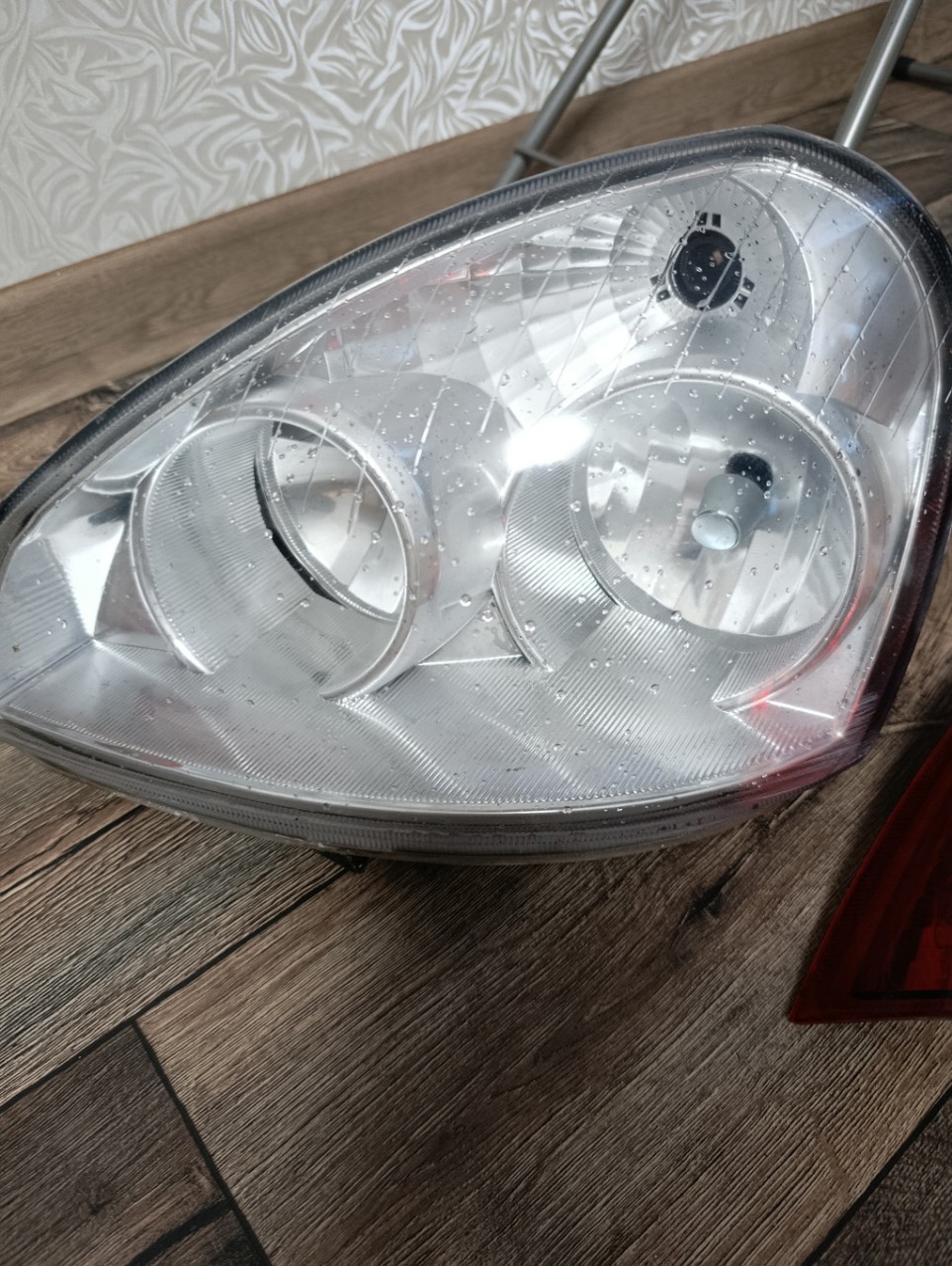Продам фару левую и задние