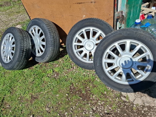 Продам комплект оригинальных литых дисков