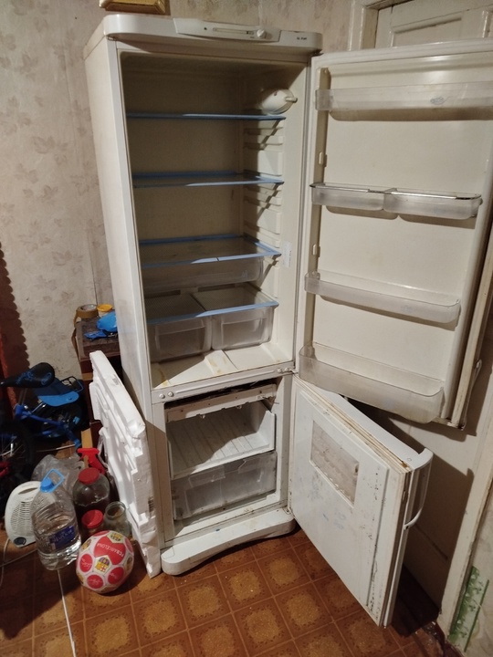 Продам холодильник, низ морозит (морозилка) (1)