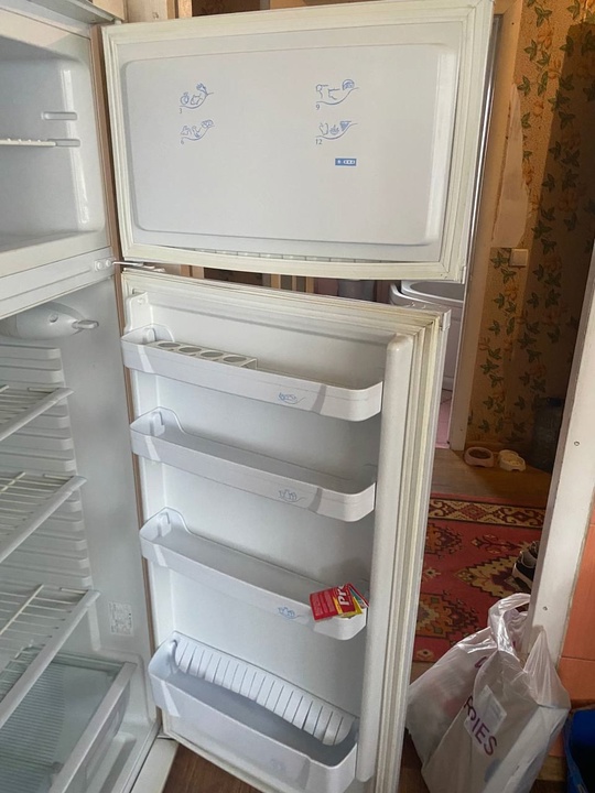 Продам холодильник Indesit в хорошем (4)