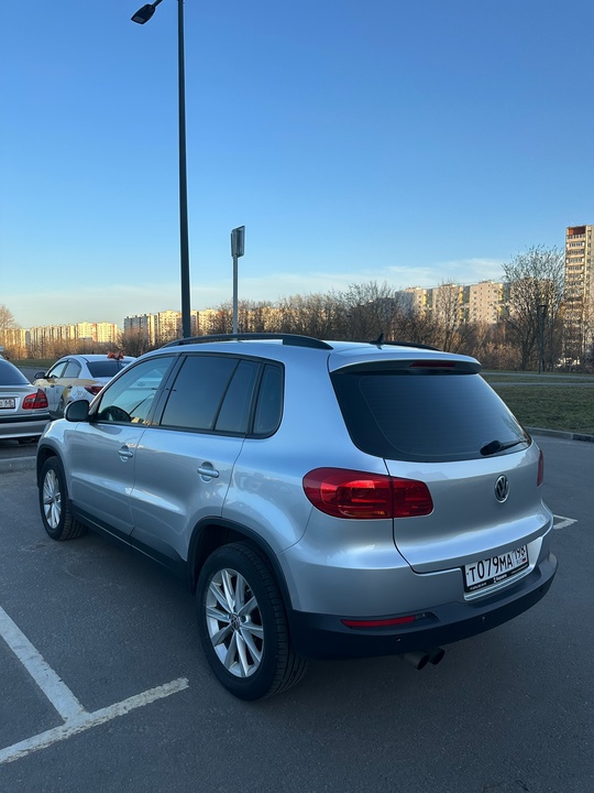 Volkswagen Tiguan 2011г рест 2.0л (1)