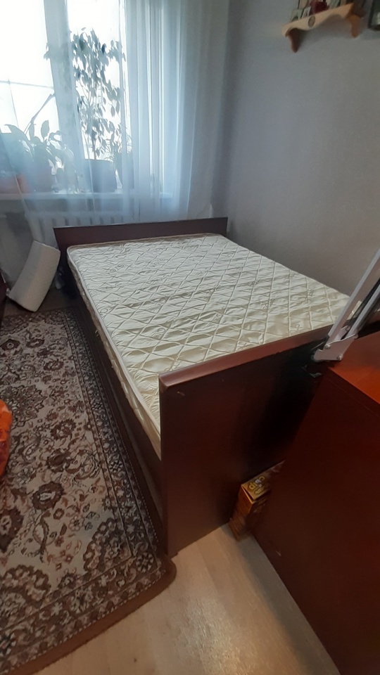 Продам двуспальную кровать с ортопедическим