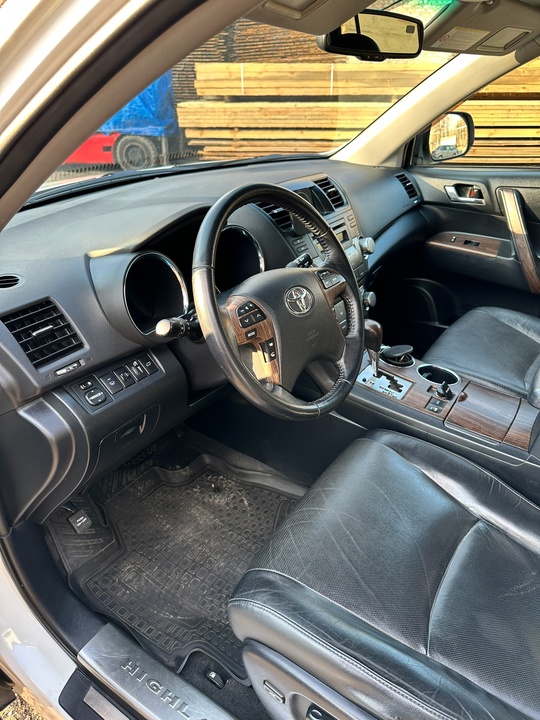 Toyota Highlander
2011 год выпуска
3,5 бензин
96000 (7)