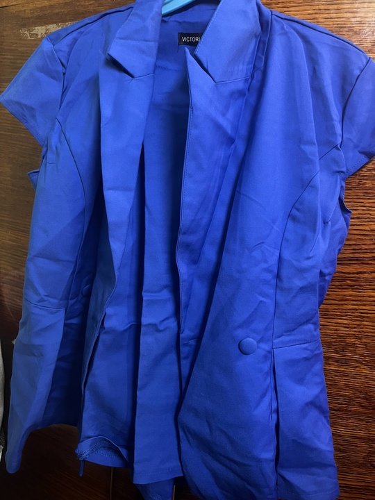Продам костюмы 
Красный ( рубашка+шорты) (1)