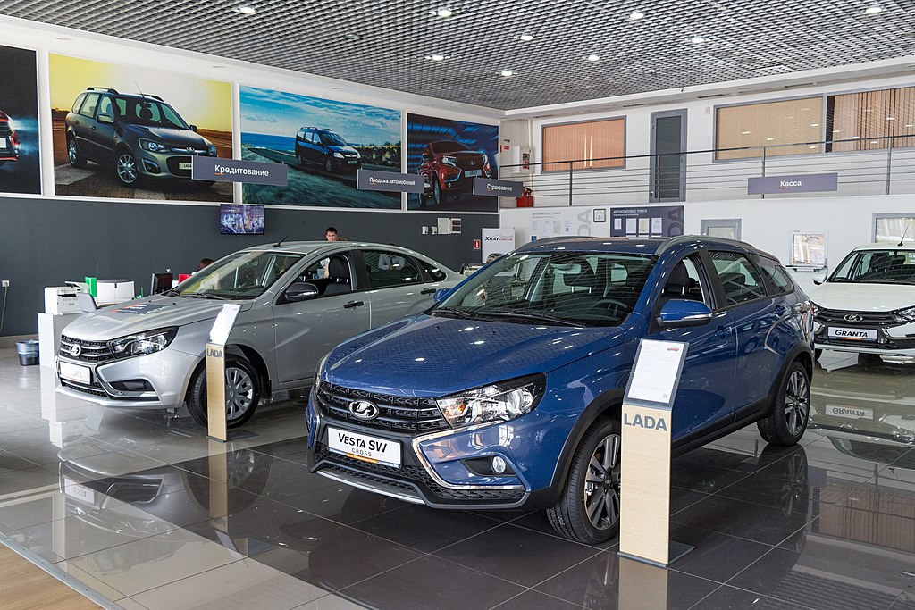 Россияне перестали покупать отечественные автомобили

На