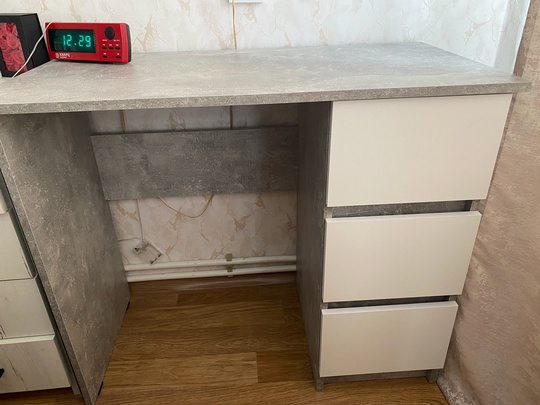 Продам стол письменный в хорошем