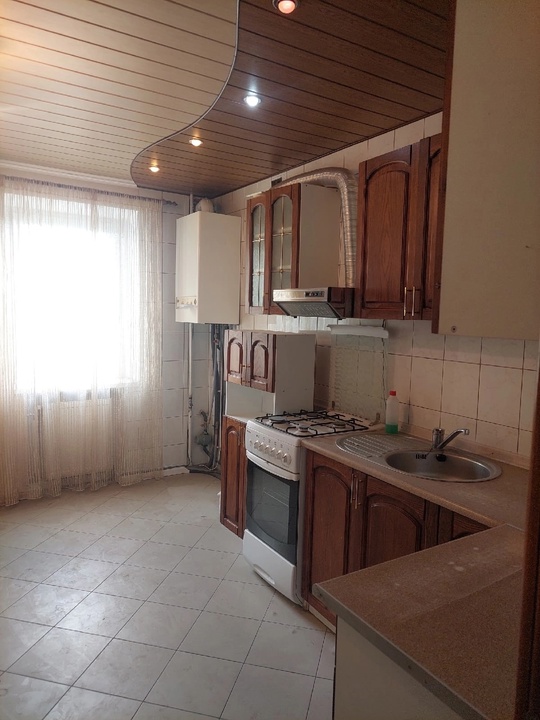 Продам кухню ( фасад дерево),