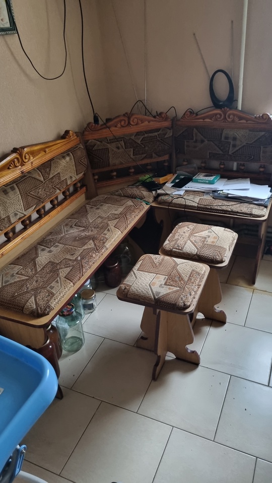 Кухонный уголок+2 табурета, продам за