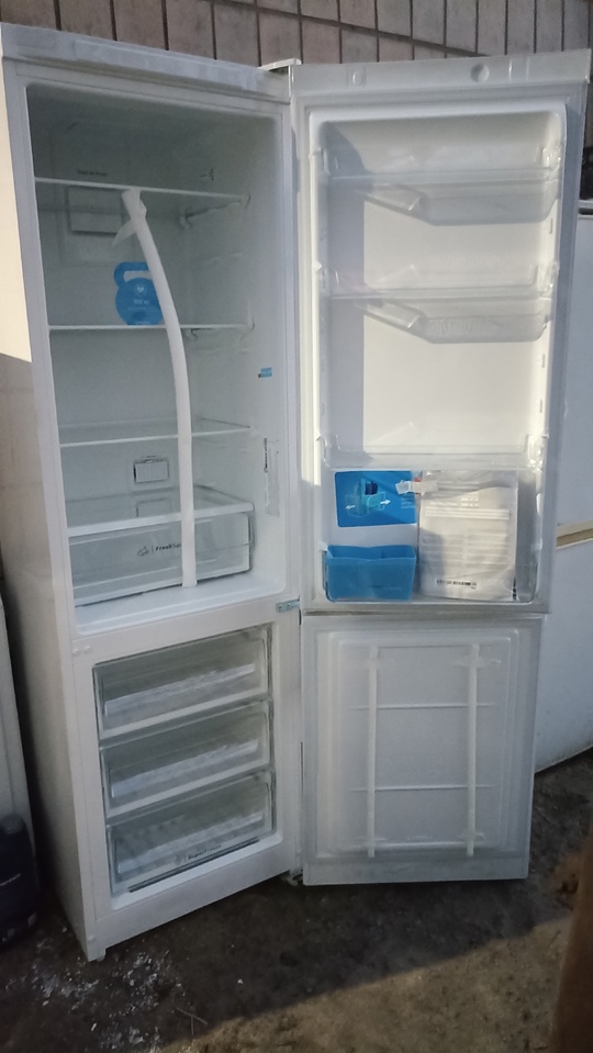 Продам холодильник Новый"Indesit", система nofrost,(сухая (3)