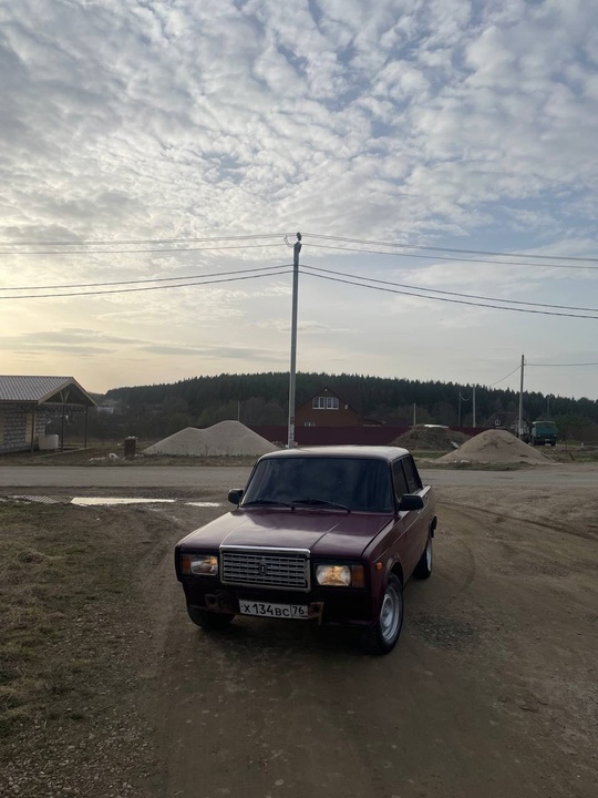Продам ваз 2107 
Цена 90.000 (6)