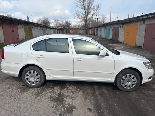 Продам Skoda Octavia 1.6 MТ (1)