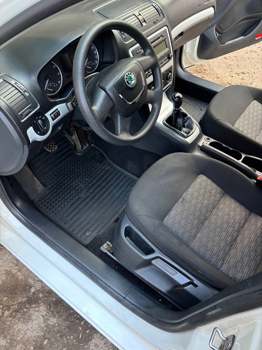 Продам Skoda Octavia 1.6 MТ (5)