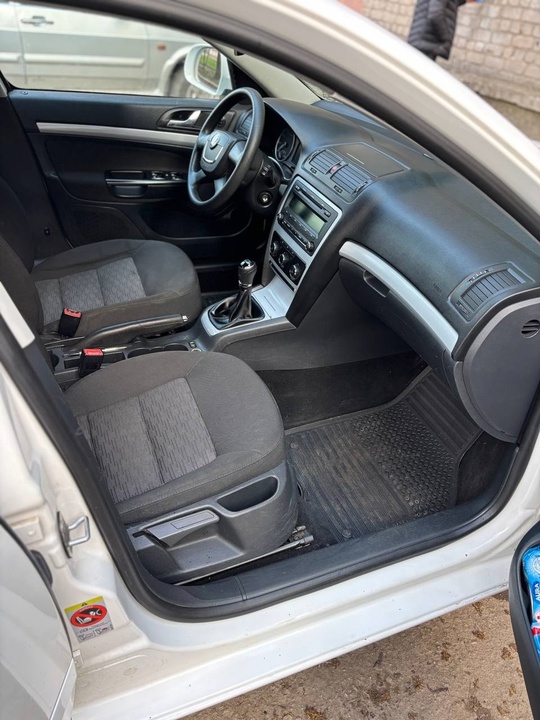 Продам Skoda Octavia 1.6 MТ (6)