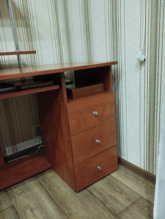 Продам стол компьютерный в хорошем (1)